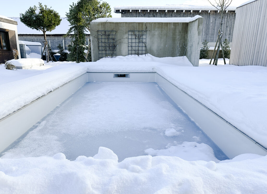 Pool nach Einwinterung bei Schnee