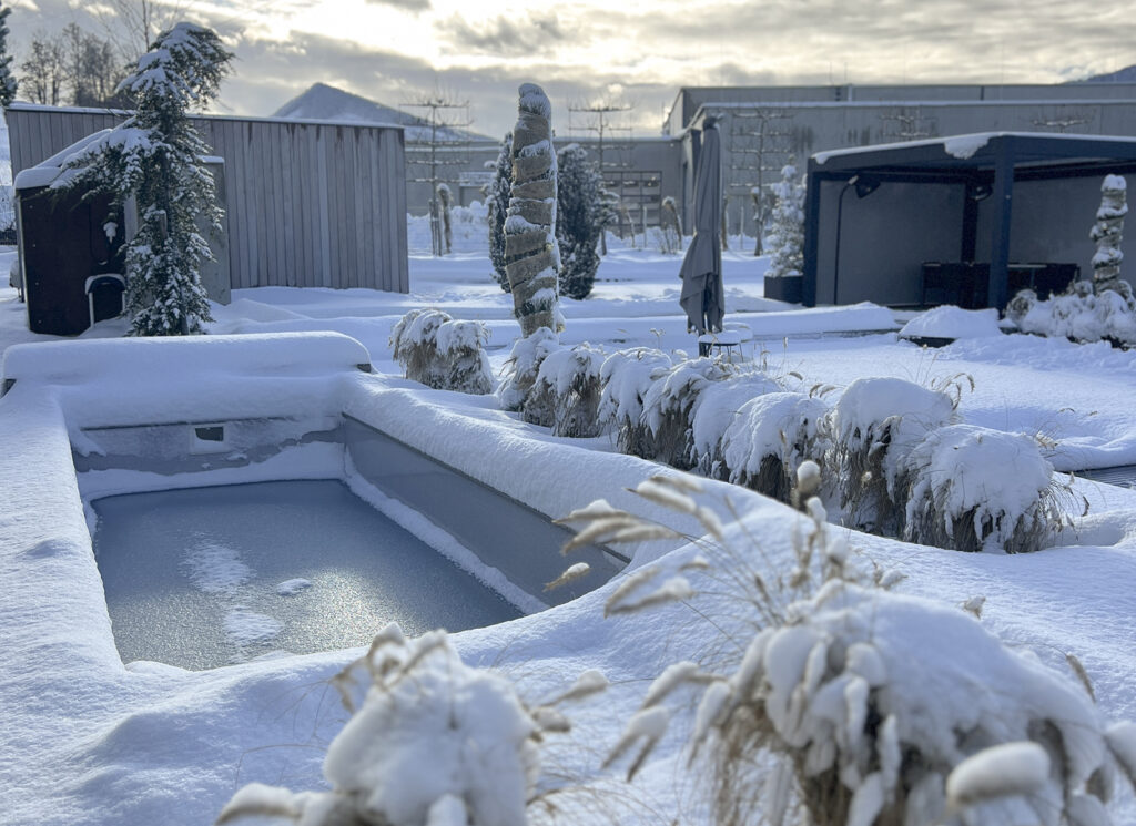 Das Poolwasser wird beim Einwintern teilweise abgelassen