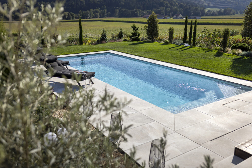 Pooltyp Avalos, ein modernes Becken mit viel Platz zum Schwimmen und Relaxen.